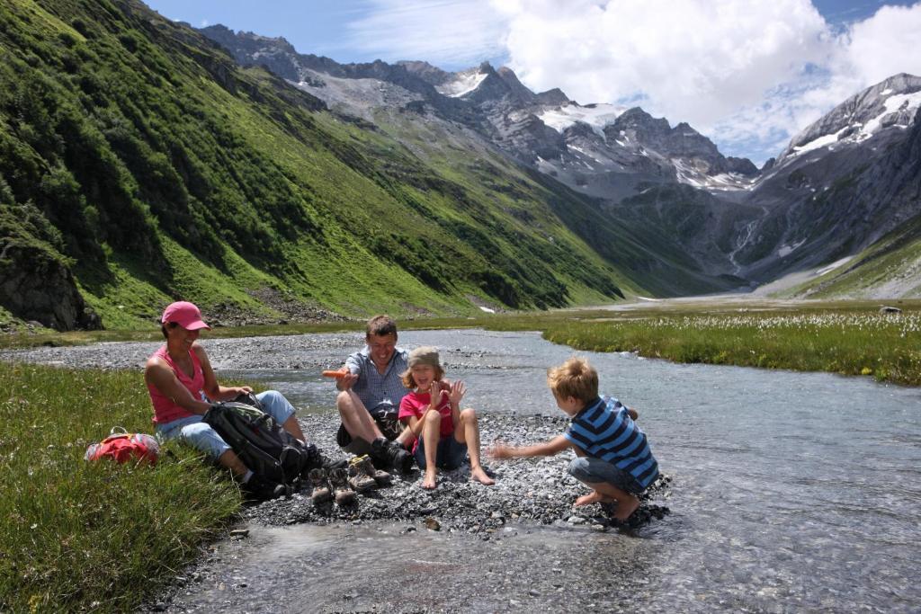 Familienhotel Alpina Breil/Brigels Bagian luar foto